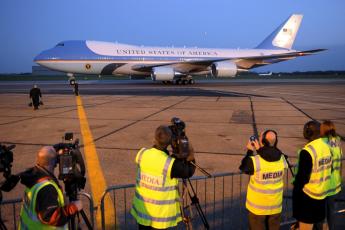 De Air Force One landt op het vliegveld.