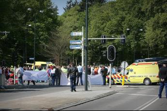 Lakens worden voor de gewonden gehouden.