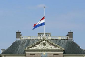 De vlag op Paleis het Loo hangt halfstok.