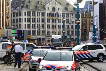 Politiebusjes dwars op het asfalt.