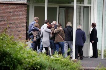 Voorafgaand aan de begrafenis komen de familieleden van Karst T. bijeen in de aula.