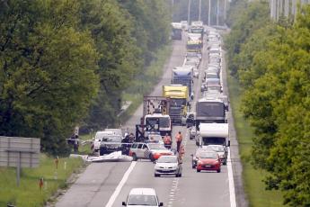 Het zweefvliegtuig op de snelweg E42 richting Luik.