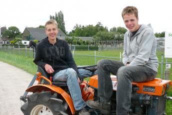 Maarten (l.) en Coen voor zorgboerderij NOHE.