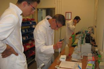 Jaco (l.) en Anthonie (m.) in een laboratorium.