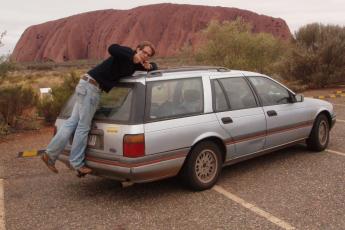 Henk-Jan bij de beroemde Ayers Rock in Australi.