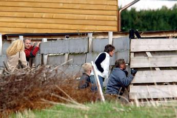 Politieagenten keken dinsdagmiddag door de kieren van een schutting naar een woning waar een Iraanse man vier kinderen gegijzeld hield.