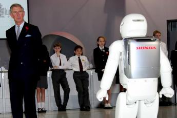 Prins Charles maakt kennis met Asimo.