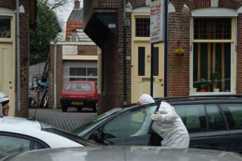 Een rechercheur bij de woning aan de Hilvertsweg in Hilversum.