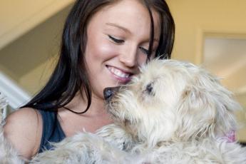 Natalie Lampard met haar hondje Muffy.