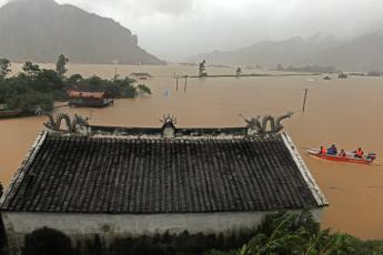 Reddingswerkers in het oosten van China na tyfoon Morakot.