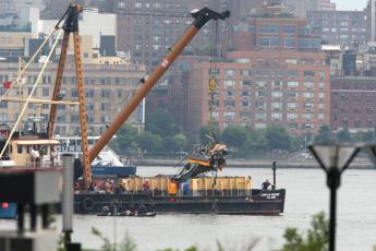 Berging van wrakstukken in de rivier Hudson.