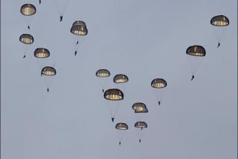 Parachutespringers boven de Ginkelse heide.