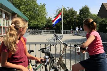 De vlag hangt woensdag halfstok bij de Groen van Prinstererschool in Kampen.