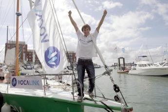 Mike Perham bij aankomst in de haven van Portsmouth.