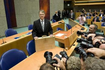 Minister Bos bij de presentatie van de Miljoenennota in de Tweede Kamer.