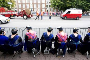 Vrouwen uit Staphorst wachten op het voorbijrijden van de Gouden Koets.