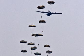 Onder de toeschouwers waren tientallen oorlogsveteranen.