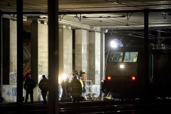 Brandweermannen op de plek van het ongeval.