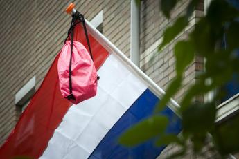 ...alsnog de vlag uit...