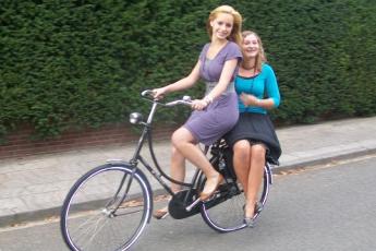 Jeannette Schoonderwoerd (l.) en Jolien van Ooijen.