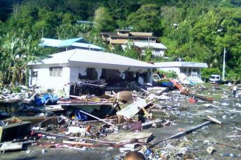 Een blik op de schade die de tsunami op het eiland Samoa heeft aangericht.