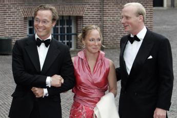 Prins Carlos (l.) met zijn zus Margarita en broer Jaime.