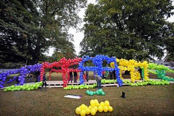 Drieduizend ballonnen kleuren de brug.