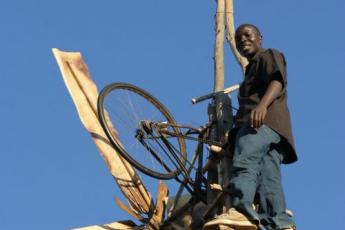 Wiliam Kamkwamba op zijn windmolen.