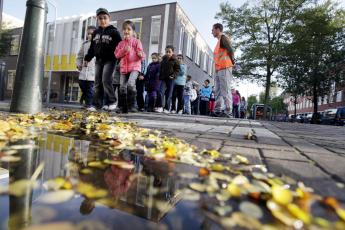 Scholieren en leraren verlaten de Van Ostadeschool.