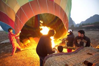 Een ballonvaart wordt voorbereid in China.