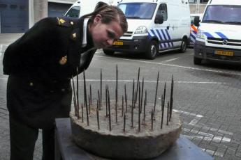 Betonnen blok met stalen pinnen.