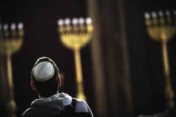 Een Jood in de synagoge.