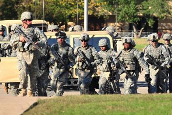 Soldaten rennen te hun kameraden te hulp nadat majoor Nidal Malik Hasan twaalf collega's heeft doodgeschoten op een militaire basis in Texas.