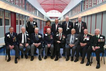 Een groep van ongeveer twintig veteranen brengt jaarlijks een bezoek aan de St. Ursulaschool in Heythuysen.