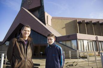 Marko (r.) met koster Spaanderman voor de kerk in Goes.