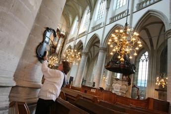 Koster in de kerk.