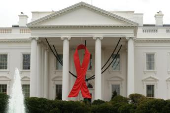 De red ribbon, dat de strijd tegen aids verbeeldt, hangt aan het Witte Huis in Washington.