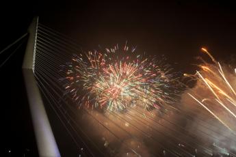 Vuurwerk bij de Erasmusbrug in Rotterdam.