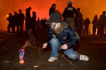 Een speciale bril beschermt de ogen tegen vuurwerk.