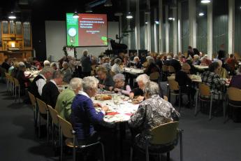 Buurtbewoners genieten van het voorgerecht.